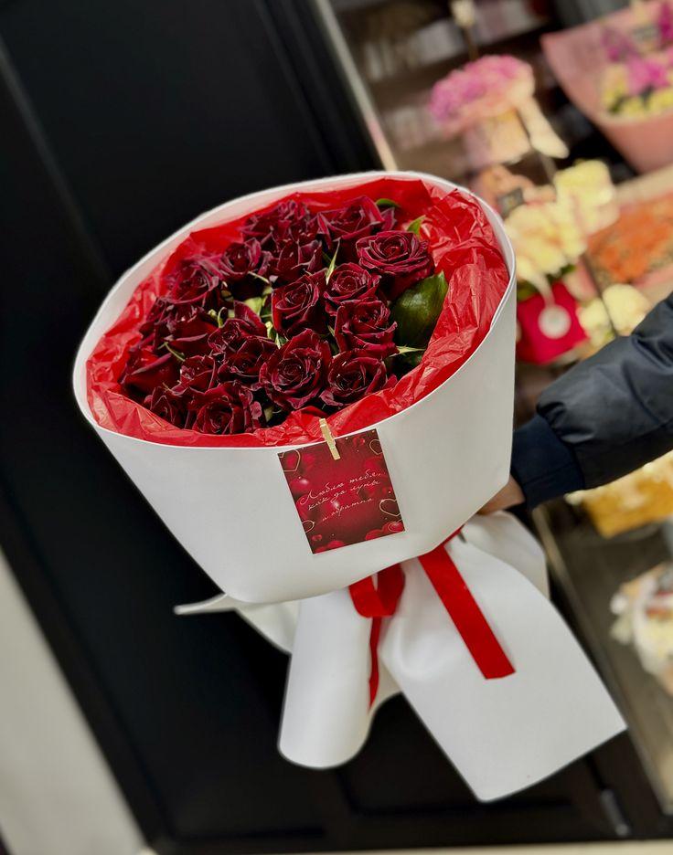Corporate meeting room with carefully timed floral arrangements that maintain elegance throughout business hours